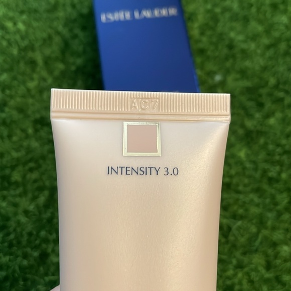 Estée Lauder Double Wear Light Intensity 3.0 - Picture 3 of 3